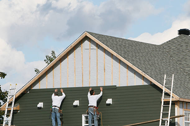 Professional Vinyl Siding technician working in Hampton, TN